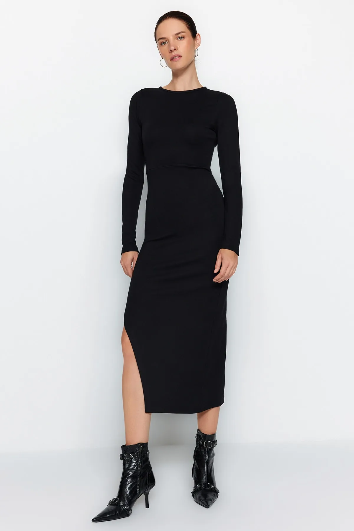 Trendyol Collection  Schwarzes, figurbetontes Midi-Strickkleid mit tiefem Schlitz und Rundhalsausschnitt TWOAW24EL00549