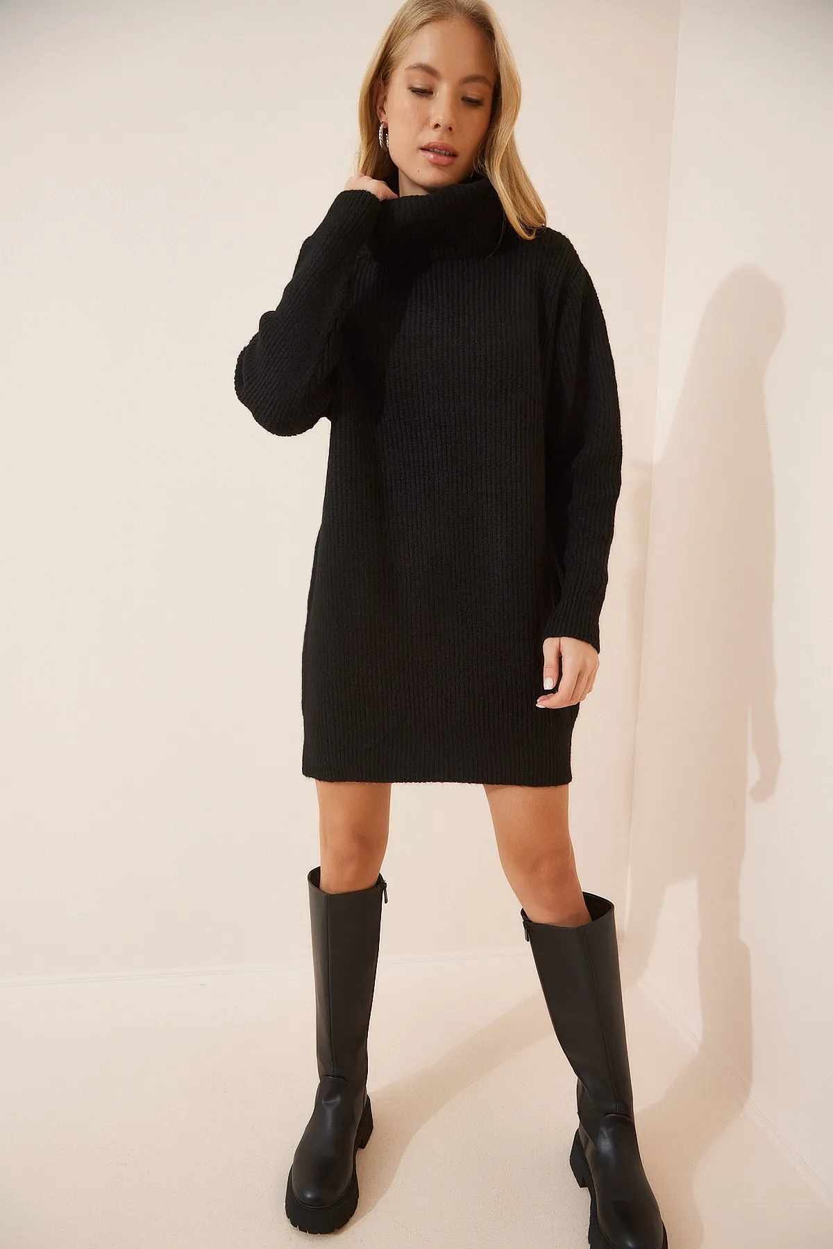 Happiness İstanbul  Schwarzes Rollkragen-Mini-Strickkleid für Damen ER00038