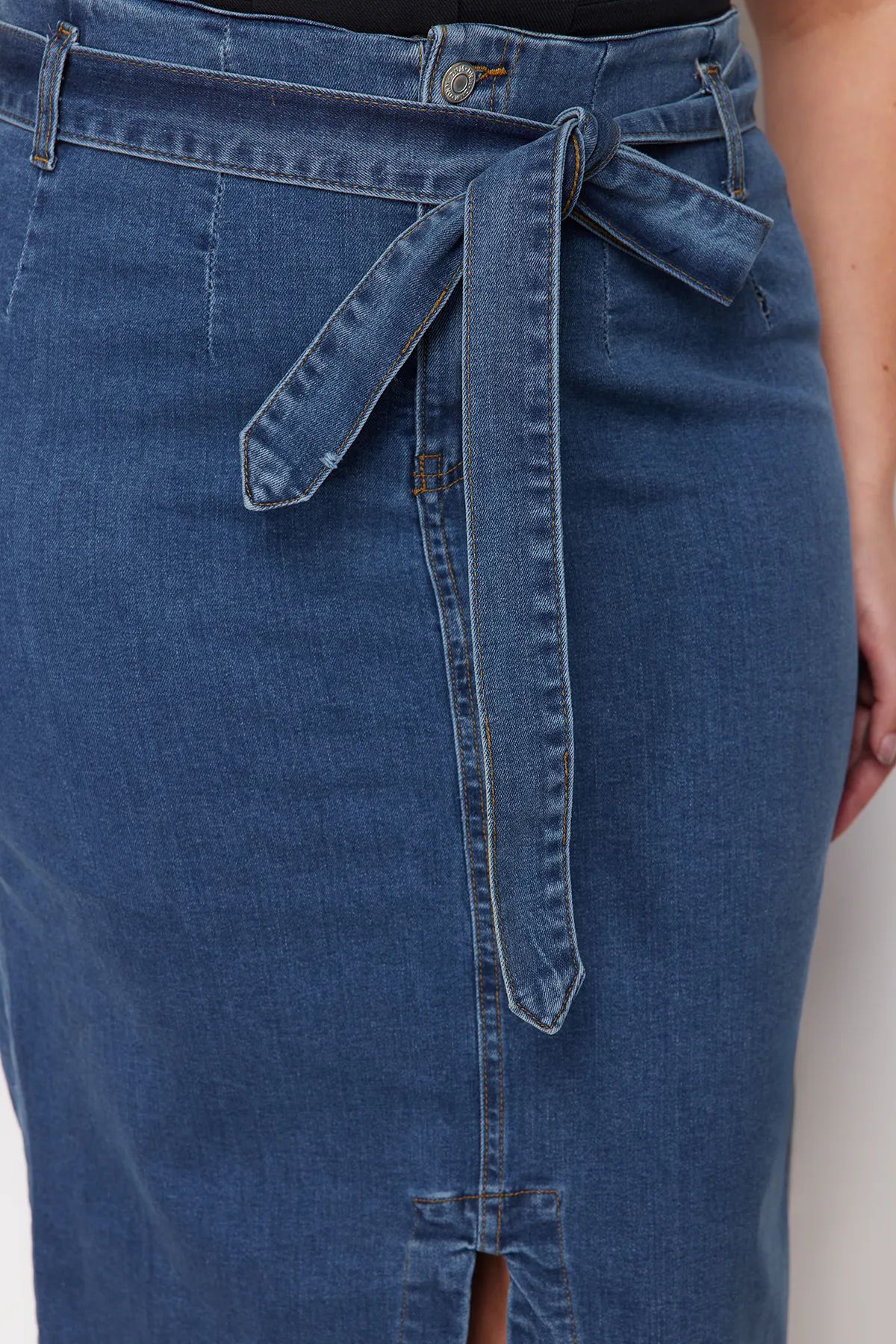 Trendyol Curve  Hellblauer, geschlitzter Jeansrock mit hohem Bund und Gürtel TBSSS23AZ00017
