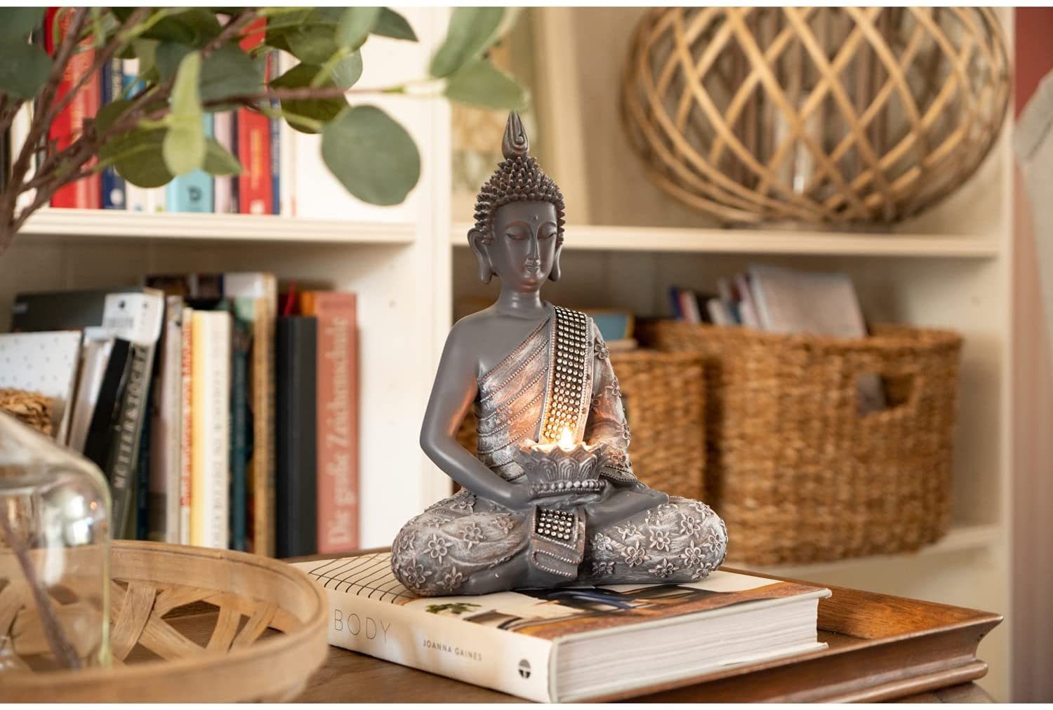 INtrenDU Buddhafigur Buddha Statue mit Teelichthalter 31cm, mit Strassbestückter Schärpe