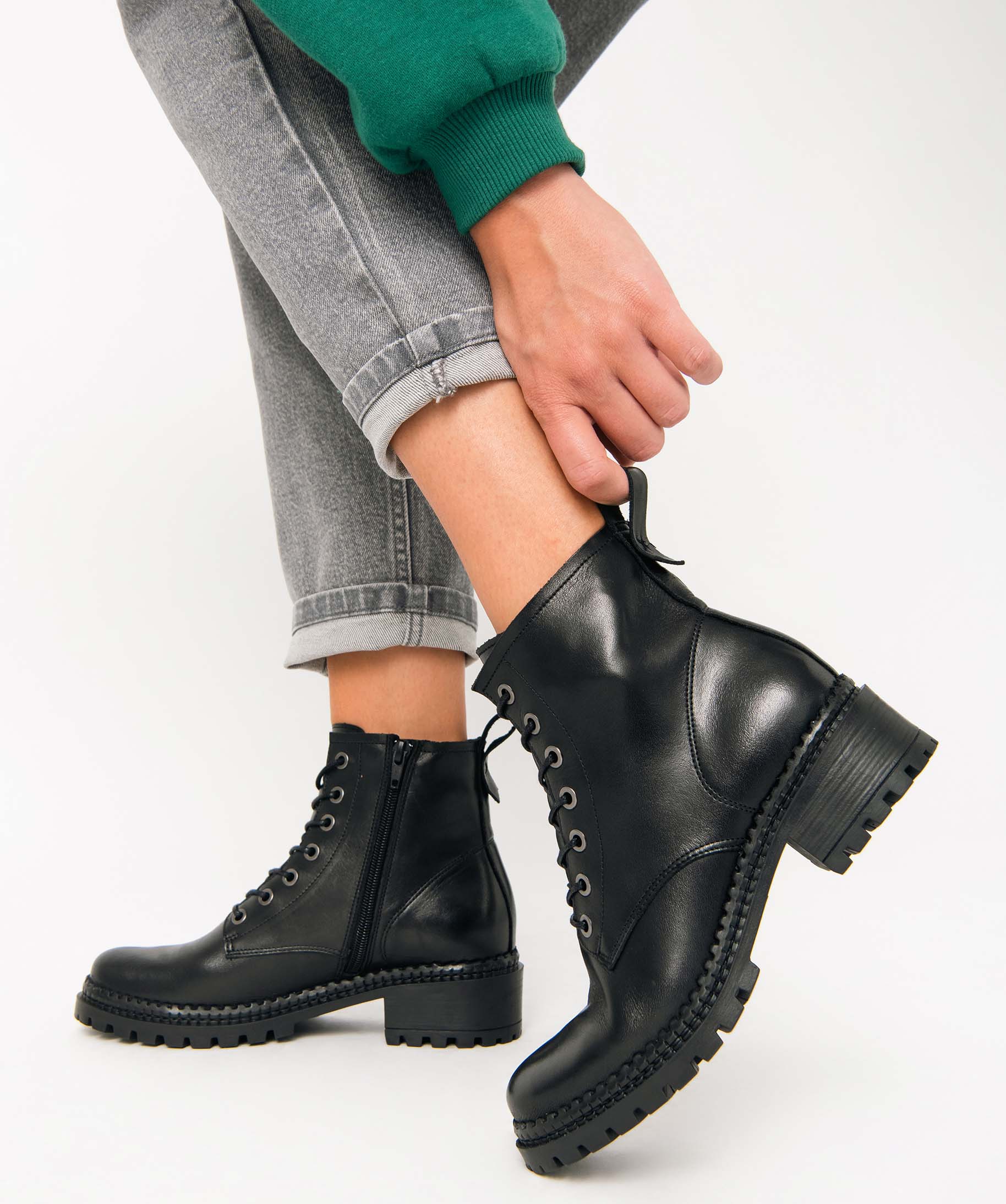 Boots femme dessus cuir uni à lacets et semelle crantée noir | GEMO