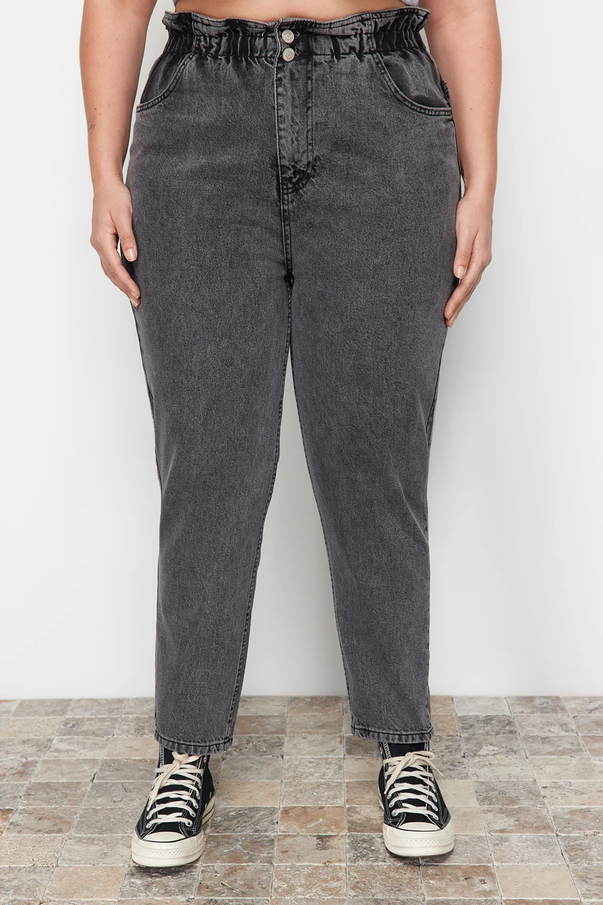 Trendyol Curve  Graue Mom-Jeans mit hoher Taille und elastischem Bund TBBAW23JE00002