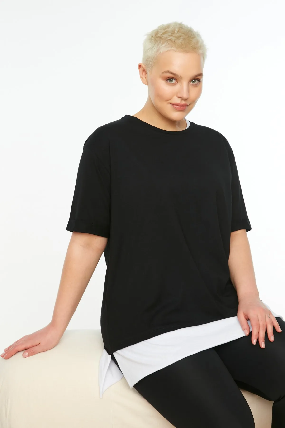 Trendyol Curve  Schwarzes Boyfriend-T-Shirt mit detailliertem Strickmuster TBSSS22TS0727