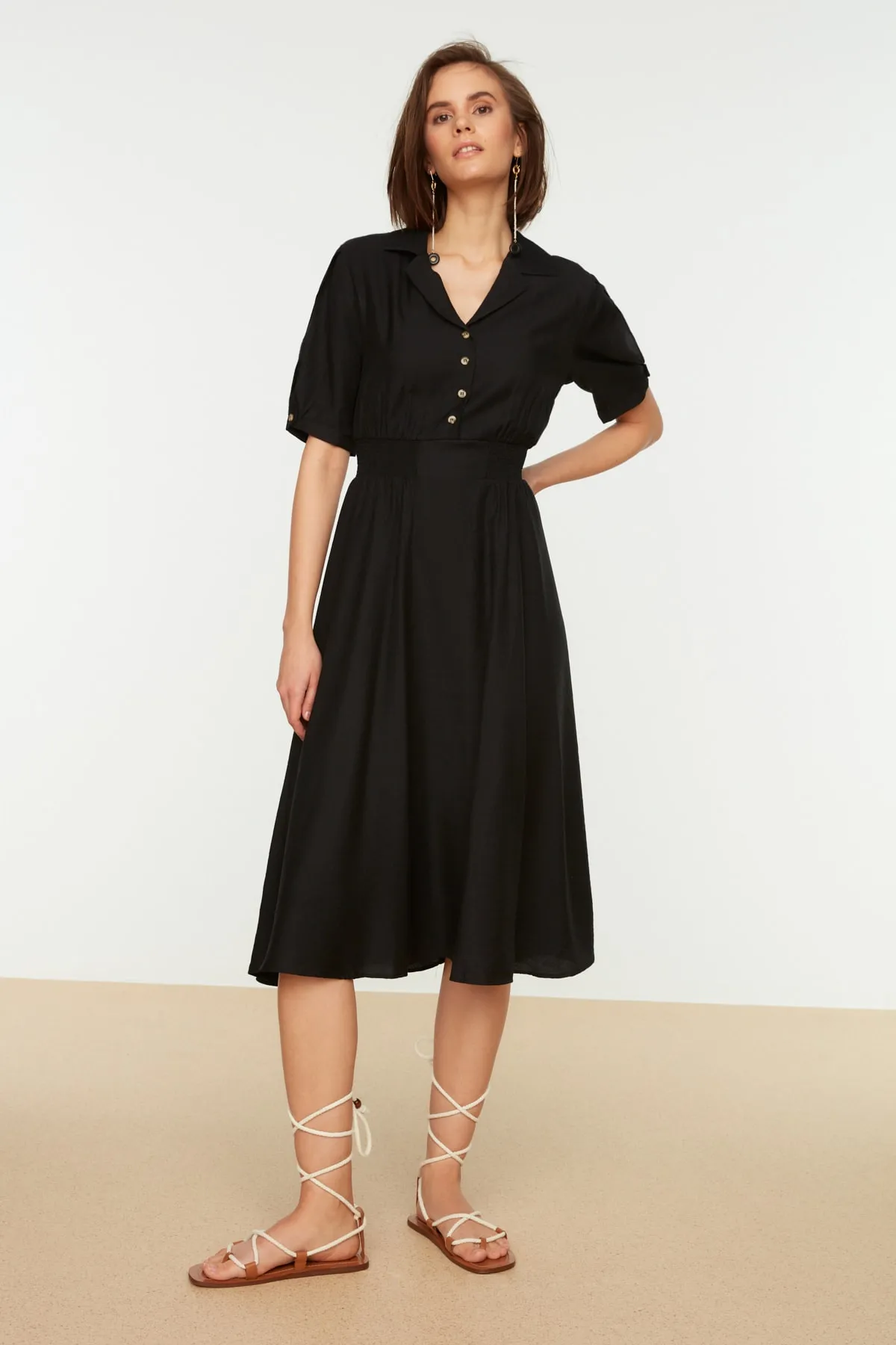 Trendyol Collection  Schwarzes A-Linien-Midi-Webkleid mit V-Ausschnitt und Gimped TWOSS21EL1023