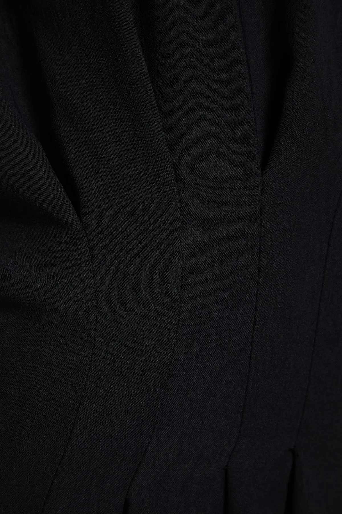 Trendyol Curve  Schwarzes Kleid mit gewebter Taille und Detail TBBSS22EL1713