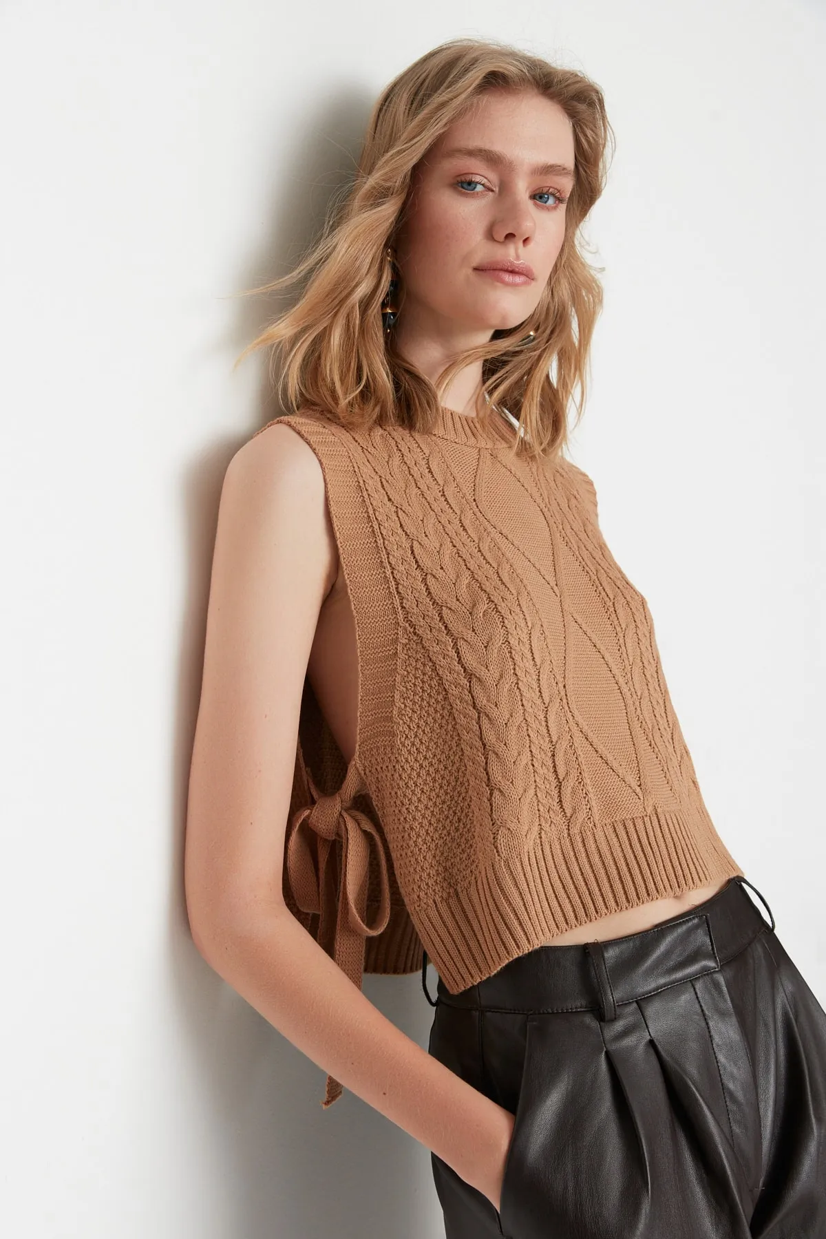 Trendyol Collection  Kurzer Strickpullover in Kamel TWOAW22SV0058