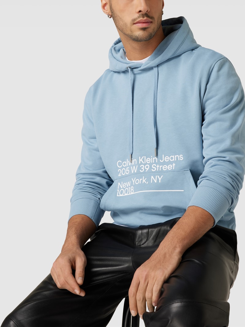 Hoodie mit Label-Print in hellblau