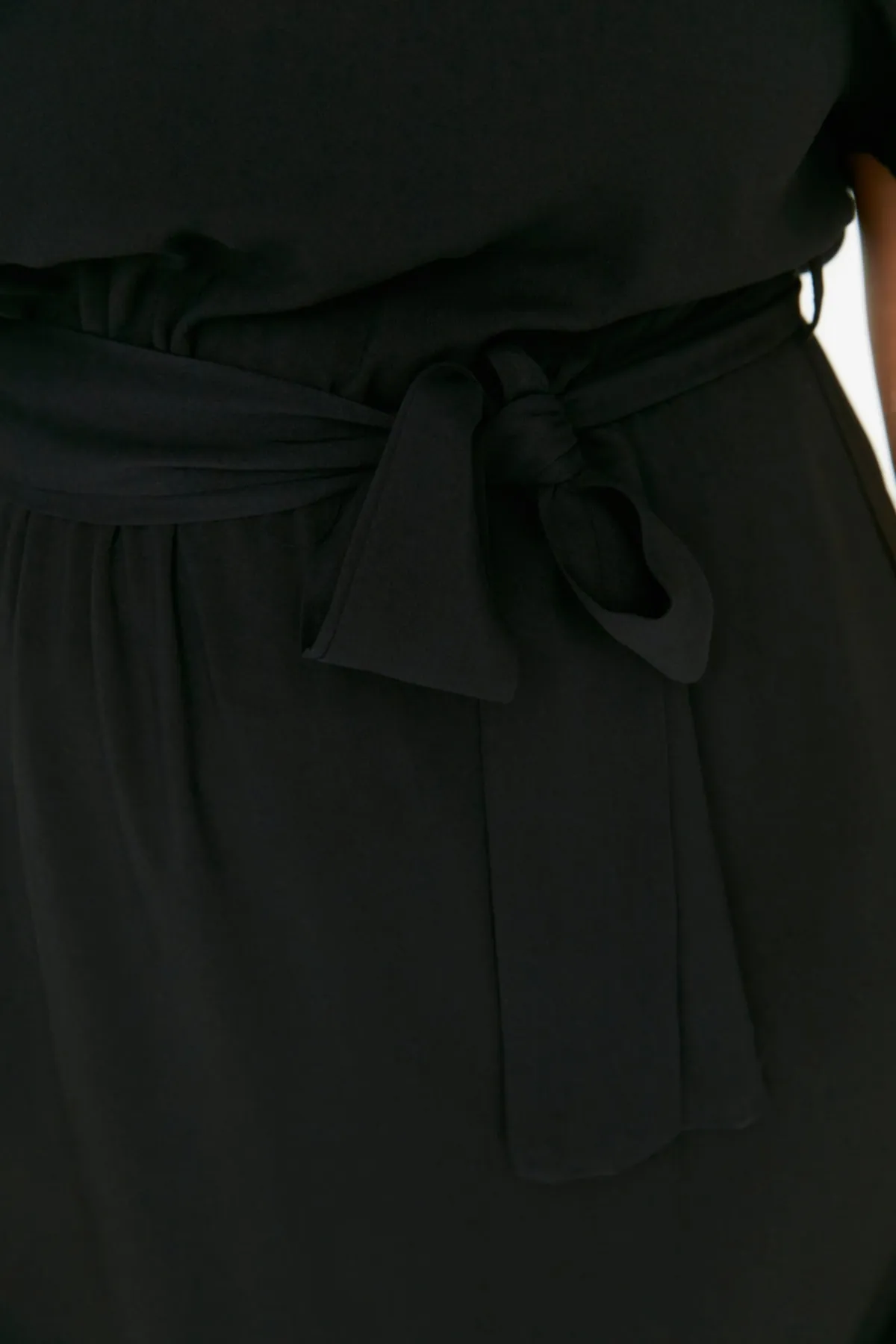 Trendyol Curve  Schwarzes gewebtes Kleid mit Gürtel TBBSS22EL0538