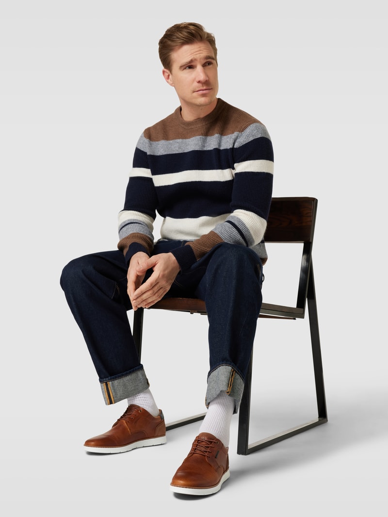 Schnürschuhe mit Strukturmuster in cognac