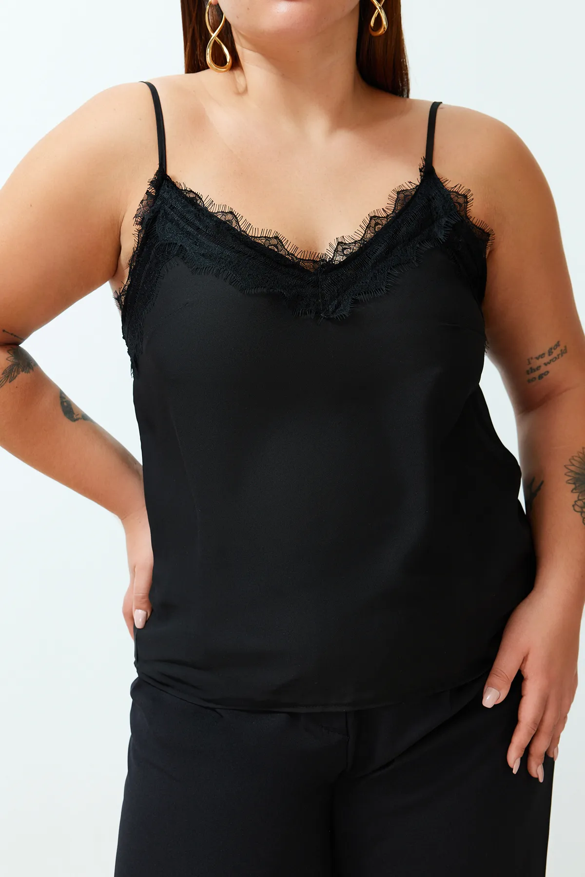Trendyol Curve  Schwarze, gewebte Trägerbluse aus Spitze in Übergröße TBBSS24AF00070