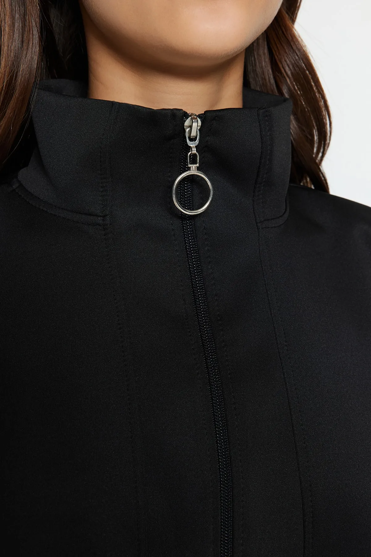 Trendyol Modest  Schwarzes, schlicht gestricktes Taucher-/Scuba-Sweatshirt mit Reißverschluss und detailliertem Ausschnitt TCTAW23TW00198