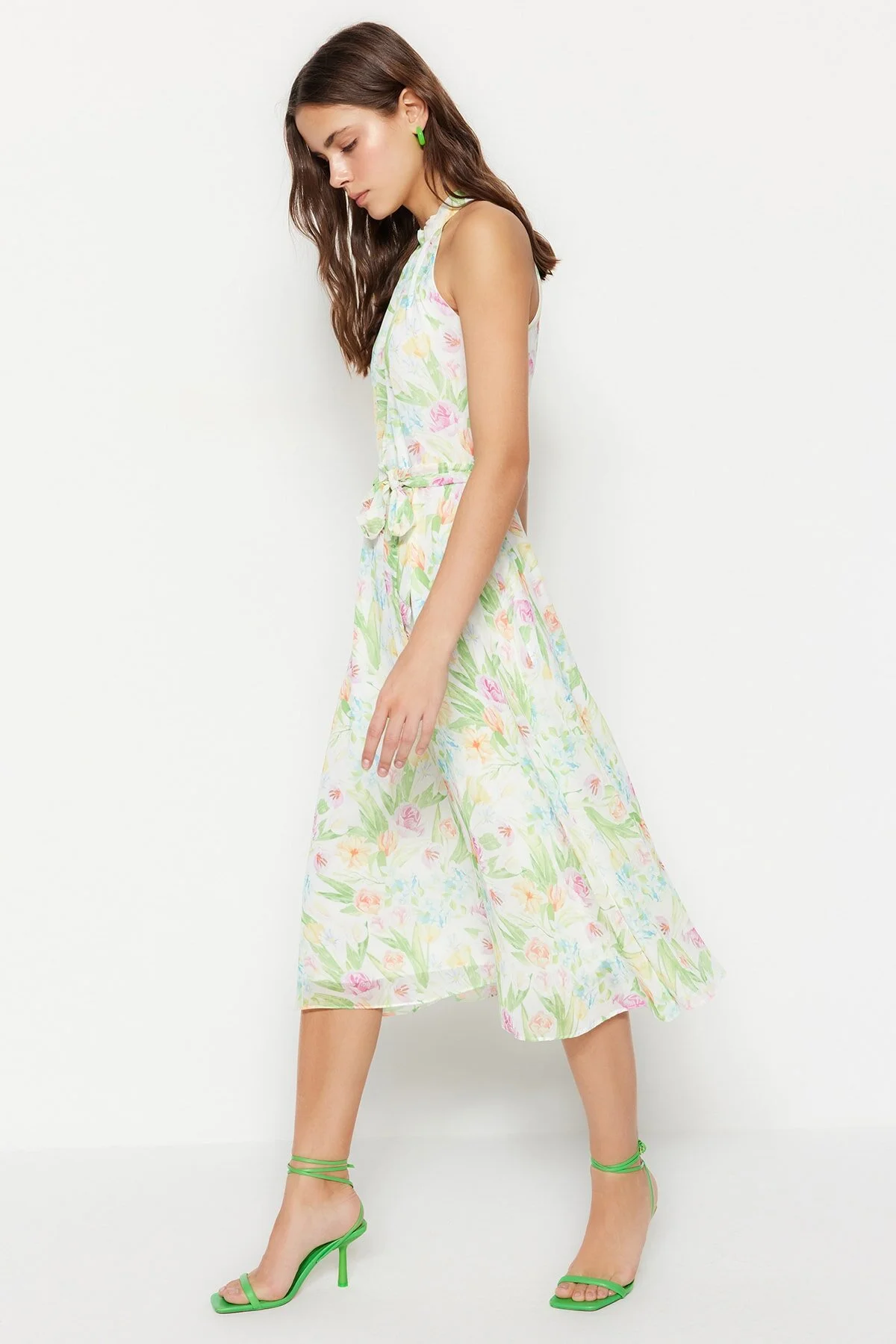 Trendyol Collection  Ecrufarbenes, gewebtes A-Linien-Midikleid mit Gürtel und gefüttertem Blumenmuster TWOSS20EL2536