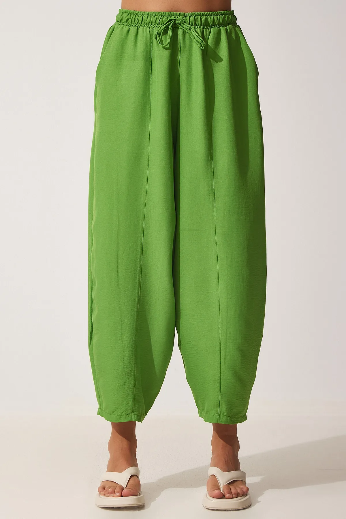 Happiness İstanbul  Lebhafte grüne Shalwar-Hose aus Leinenviskose mit Taschen CV00001 für Damen