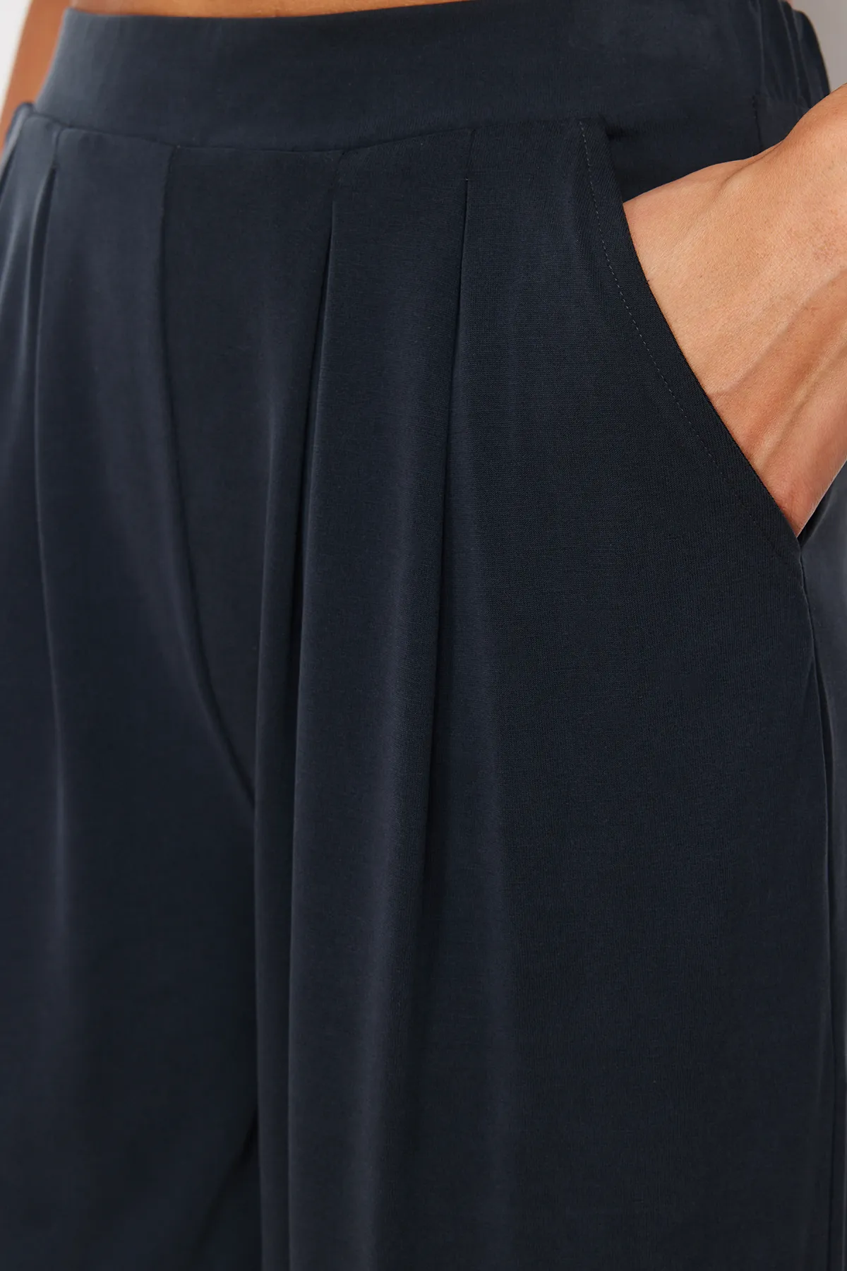 Trendyol Collection  Anthrazitfarbene Premium-Modalhose mit weicher Textur und weitem Beinausschnitt TWOSS24PL00071