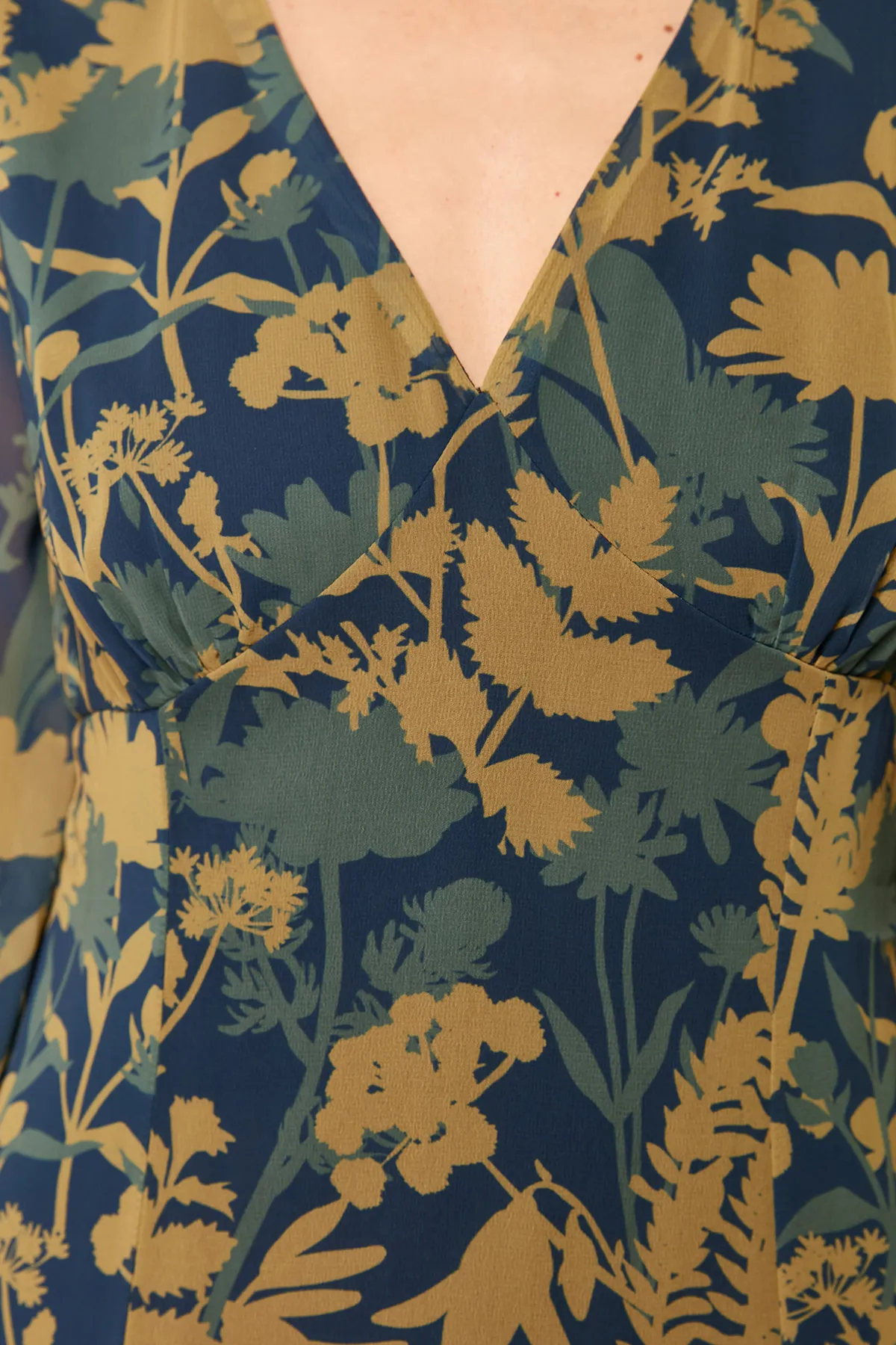 Trendyol Collection  Mehrfarbiges, gefüttertes Chiffon-Webkleid mit V-Ausschnitt und A-Ausschnitt TWOAW24EL00320