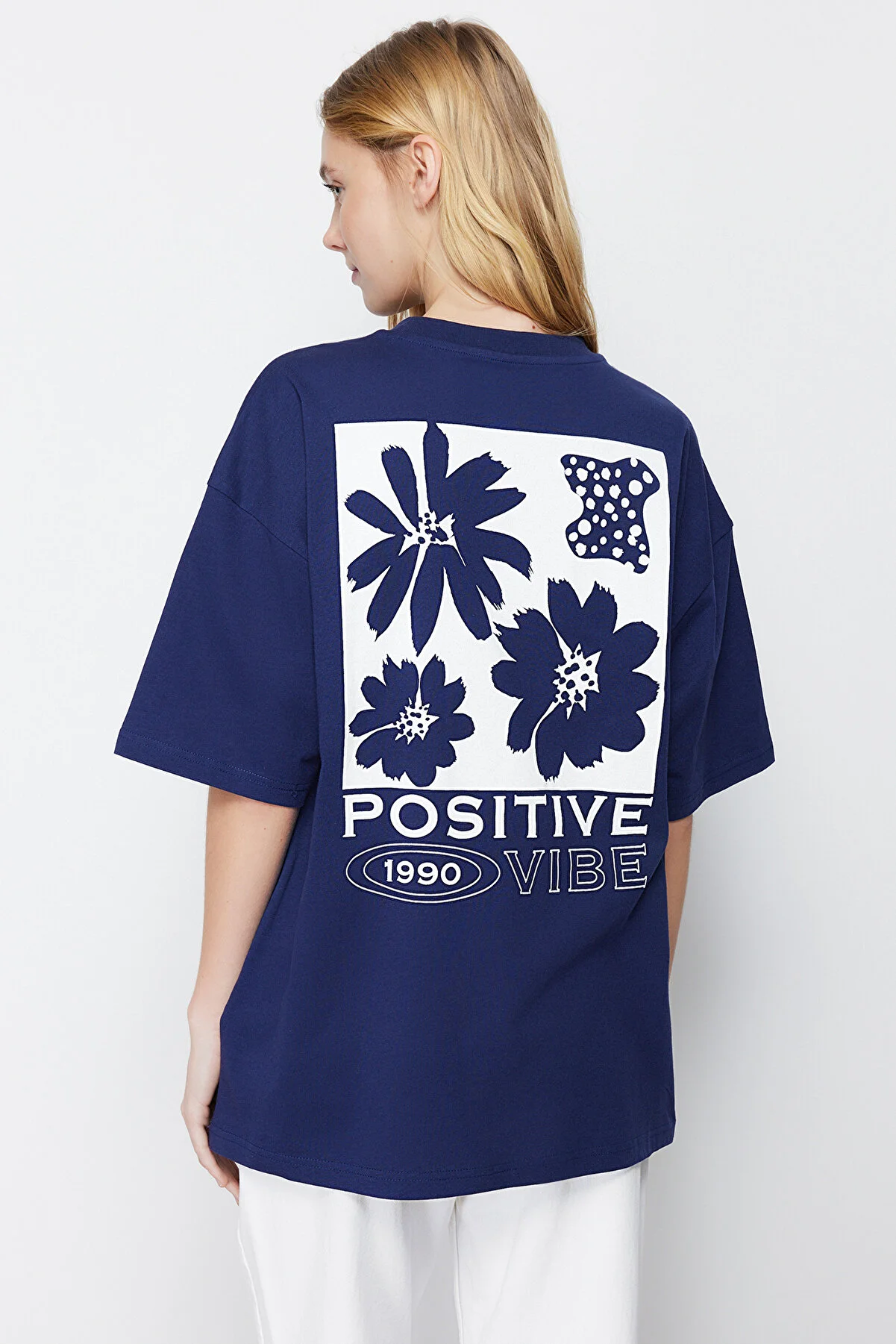 Trendyol Collection  Marineblaues Strick-T-Shirt mit Rundhalsausschnitt aus 100 % Baumwolle mit Rückendruck, übergroße/weite Passform, TWOSS23TS00321