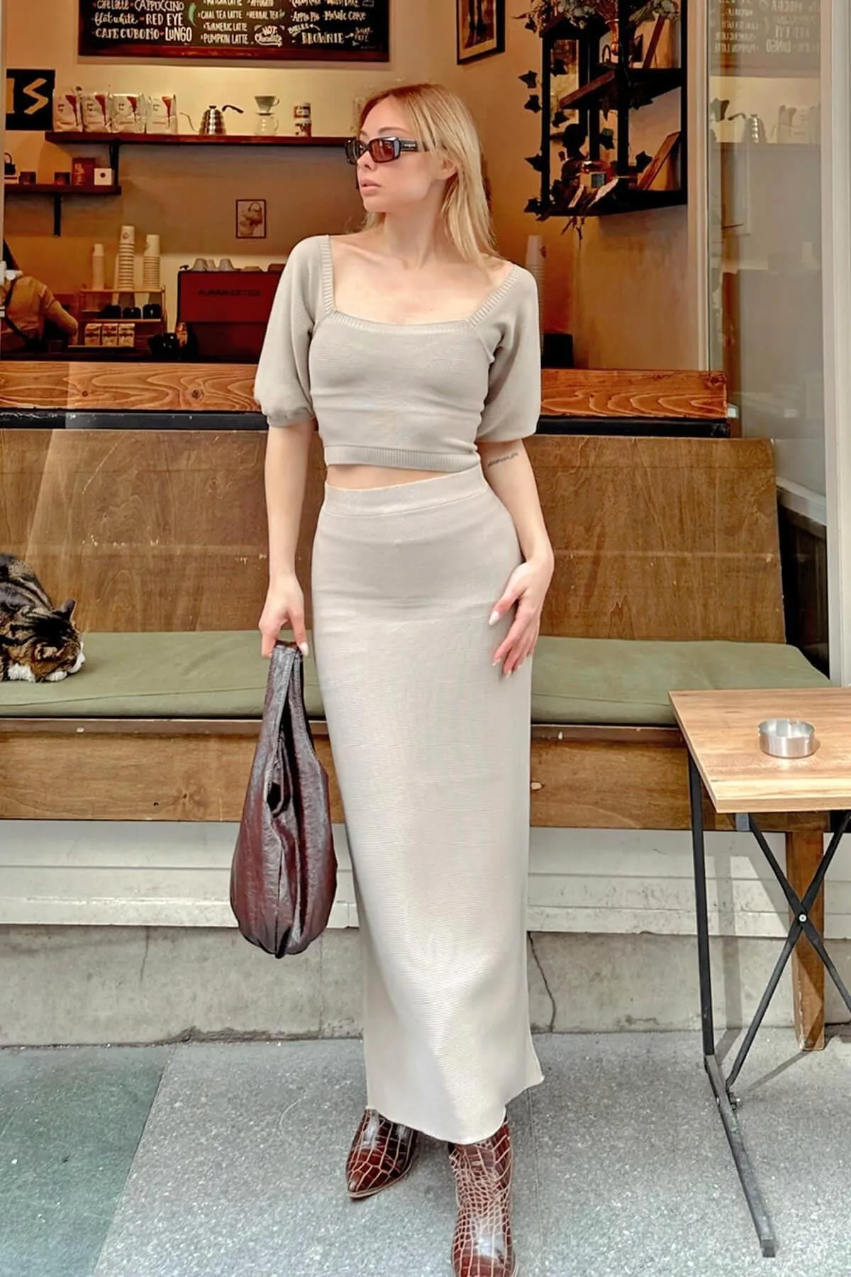 Swist  Beige gestricktes Crop-Rock-Strickrock-Set für Damen mit Madonna-Kragen