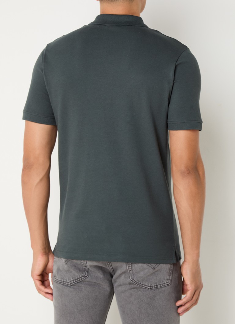 Polo Lyle & Scott de corte regular, confeccionada em algodão piqué com bordado do logotipo.