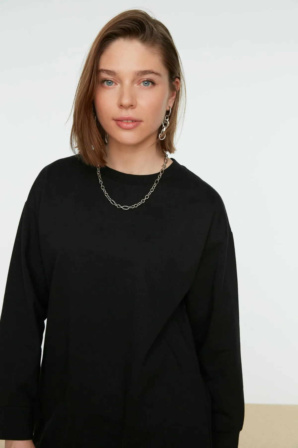 Trendyol Modest  Schwarzes Basic-Strick-Sweatshirt mit Rundhalsausschnitt und Schlitz und detailliertem Ausschnitt TCTAW22TW0138