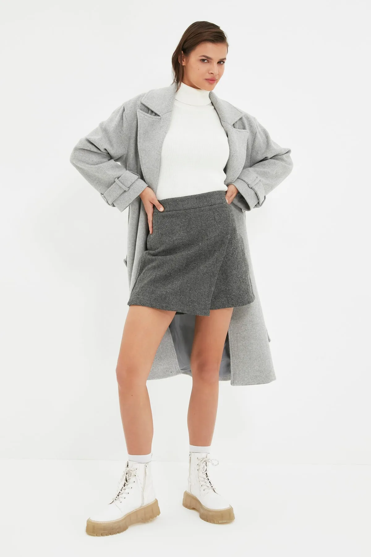 Trendyol Collection  Anthrazitfarbener, gewebter Shortsrock mit Wickelstich TWOAW21SR0082