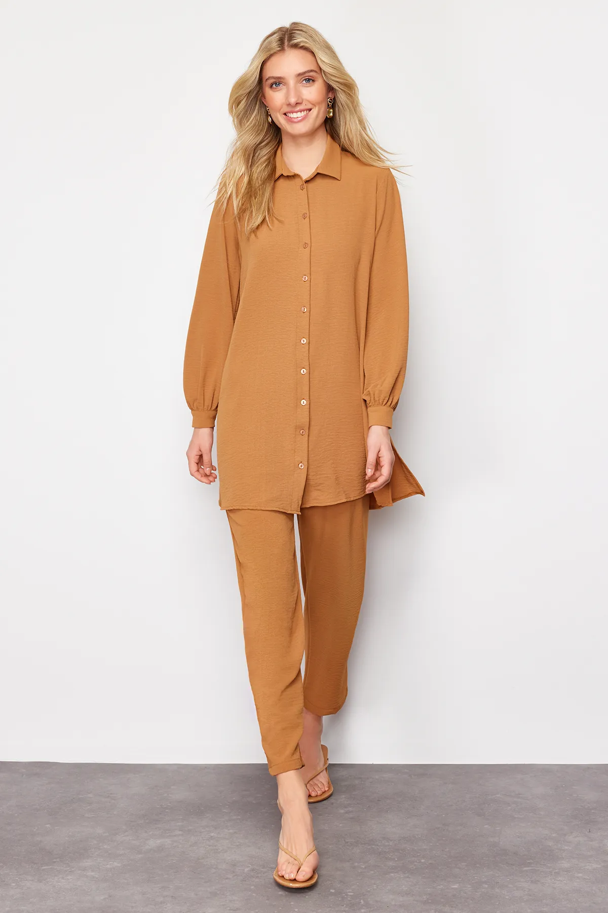 Trendyol Modest  Dunkelbeiges gewebtes Hemd-Hosen-Set mit Ärmeldetails TCTSS21AU0241