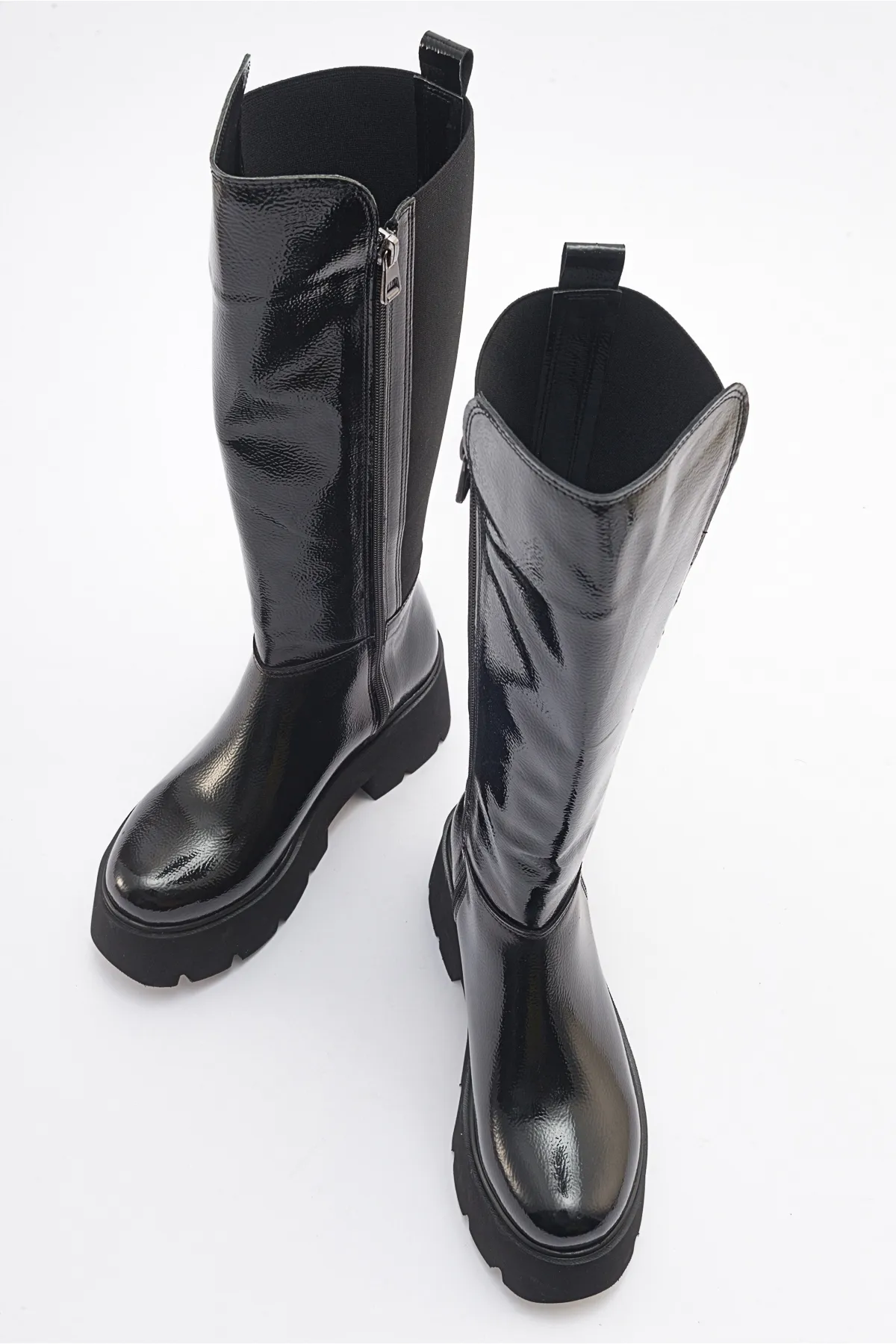 LuviShoes  SOLO Damenstiefel aus schwarzem Lackleder in Knitteroptik