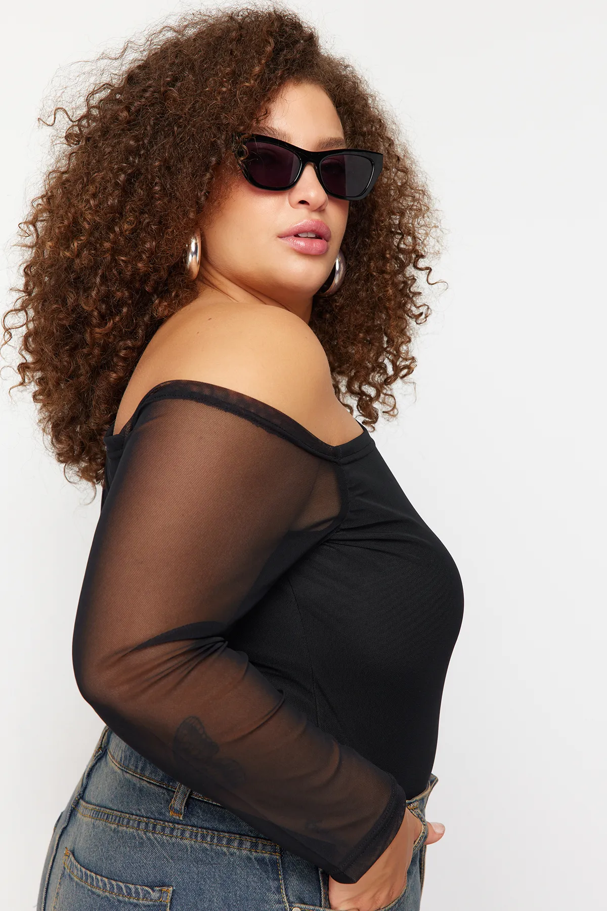 Trendyol Curve  Schwarze, mit Tüll gefütterte Strickbluse mit asymmetrischem Kragen TBSSS24AF00025