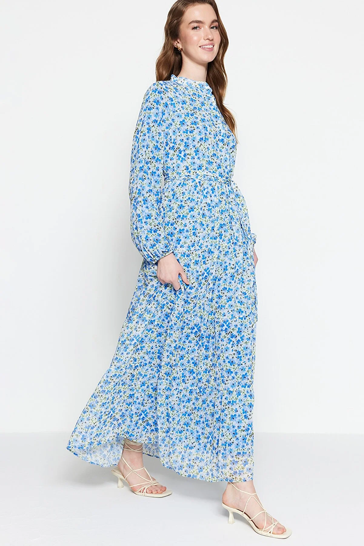 Trendyol Modest  Hellblaues Kleid aus gewebtem Chiffon mit Blumenmuster, Gürtel, Stehkragen und Futter TCTSS21EL3346