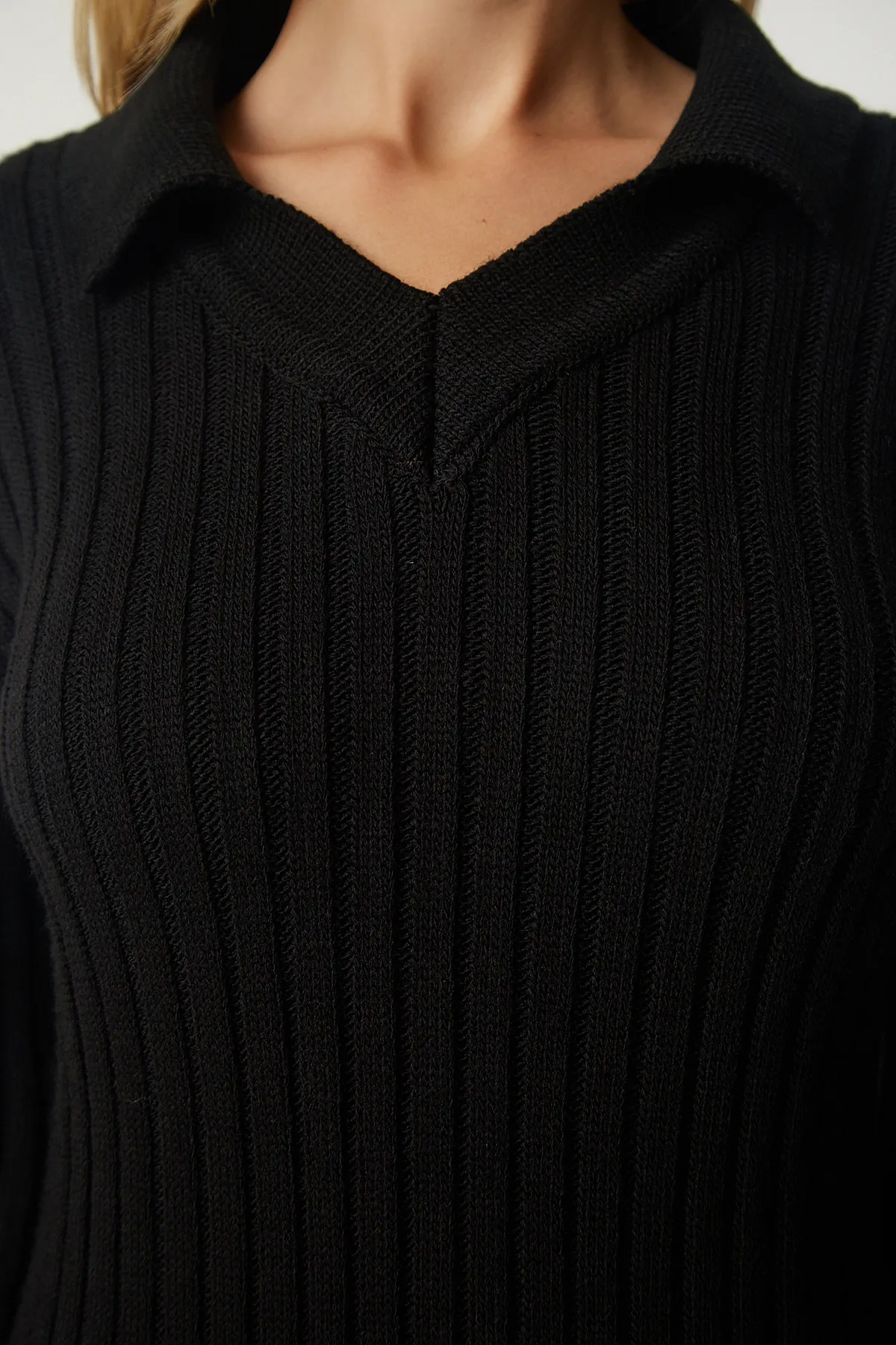 Happiness İstanbul  Schwarzes geripptes Strickkleid mit Rollkragen für Damen Kİ00103
