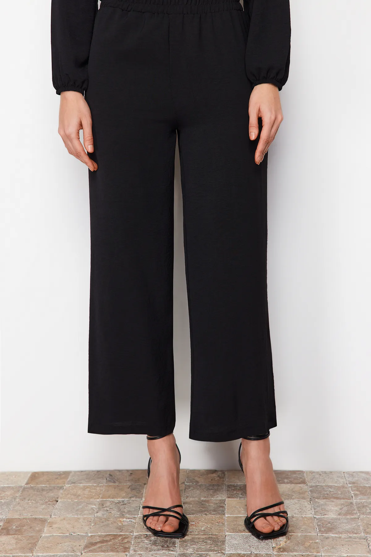 Trendyol Modest  Schwarzes Aerobin Tunika-Hosen-Set mit Ösen und Krawattendetails TCTAW22US0092