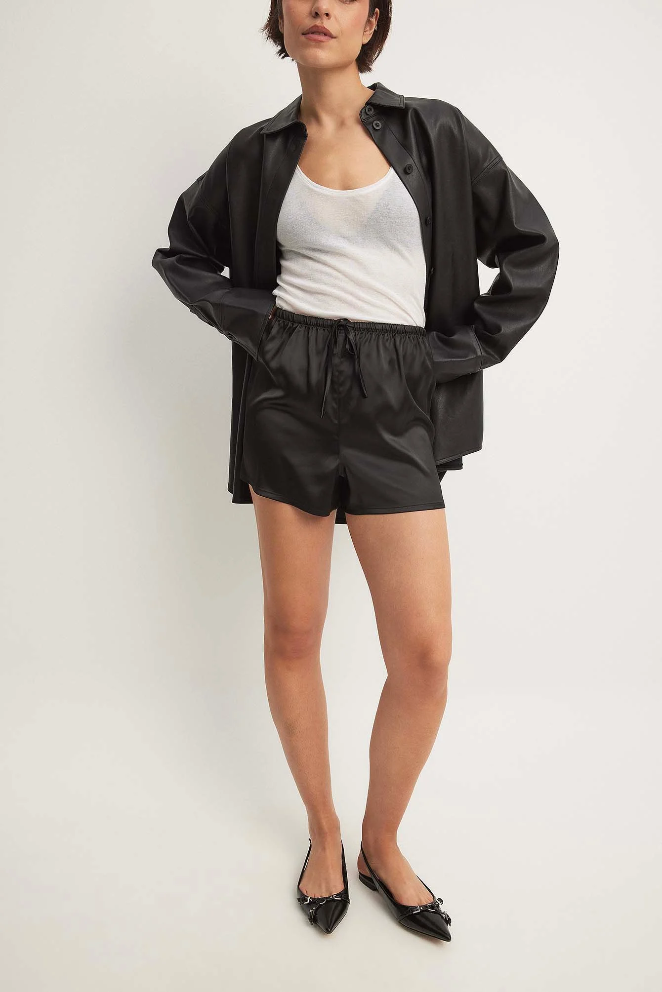 Lockere Shorts aus Satin mit hoher Taille