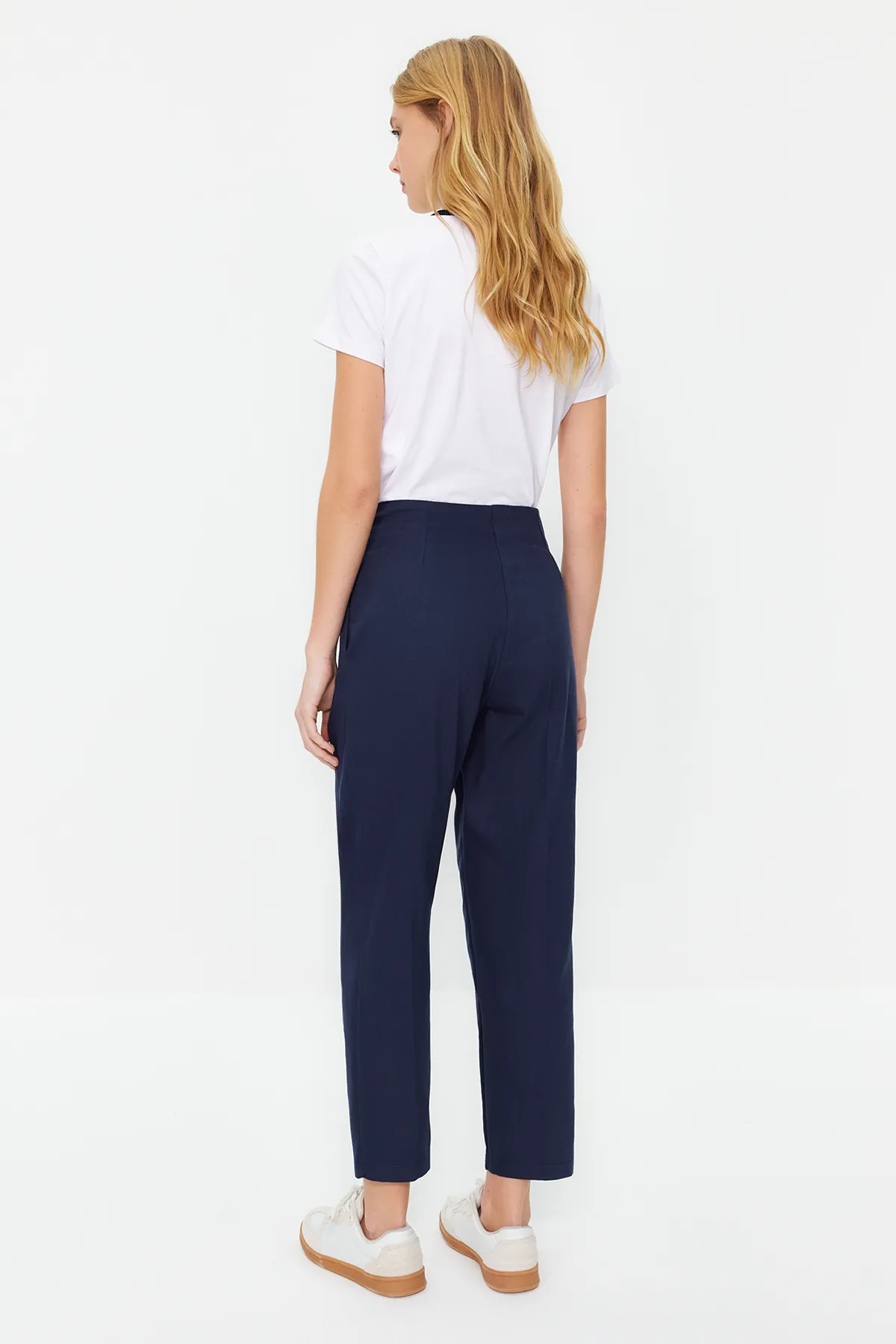 Trendyol Collection  Marineblaue, gewebte Hose aus Baumwolle mit Karottenmuster und detaillierten Streifen TWOAW22PL0342