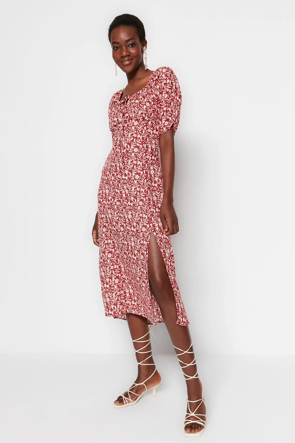 Trendyol Collection  Braunes, gerade geschnittenes Midi-Kleid aus gewebter Viskose mit Blumenmuster und Bindedetail TWOSS23EL00410