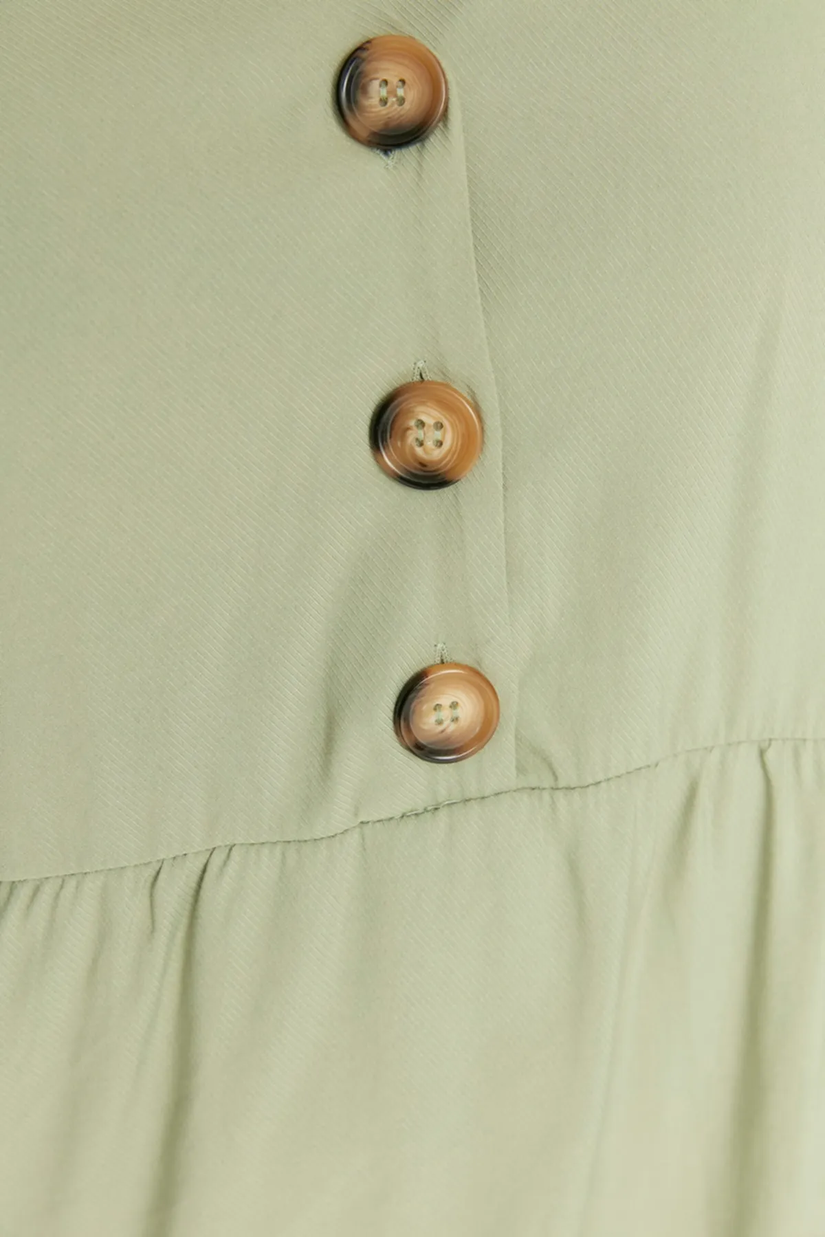 Trendyol Curve  Hellkhakifarbenes, gewebtes Kleid mit V-Ausschnitt und Knöpfen TBBSS22AH0167