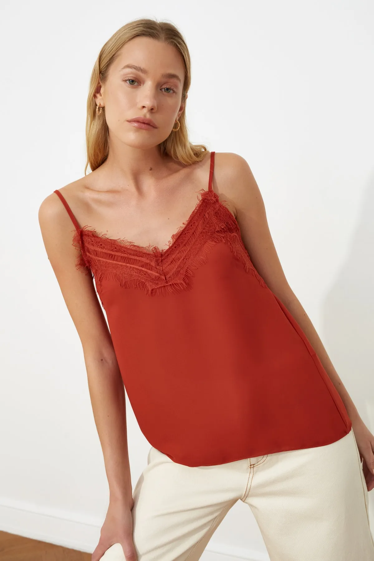 Trendyol Collection  Riemchenbluse aus gefliester, gewebter Spitze mit detaillierten Details TWOSS19BB0208