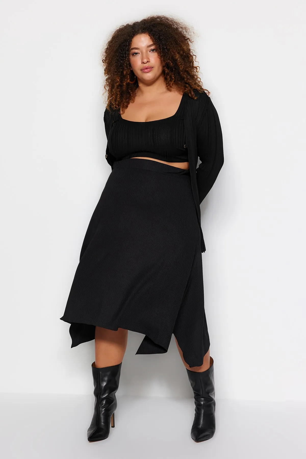 Trendyol Curve  Schwarzer asymmetrischer Strickrock TBSSS22ET0253