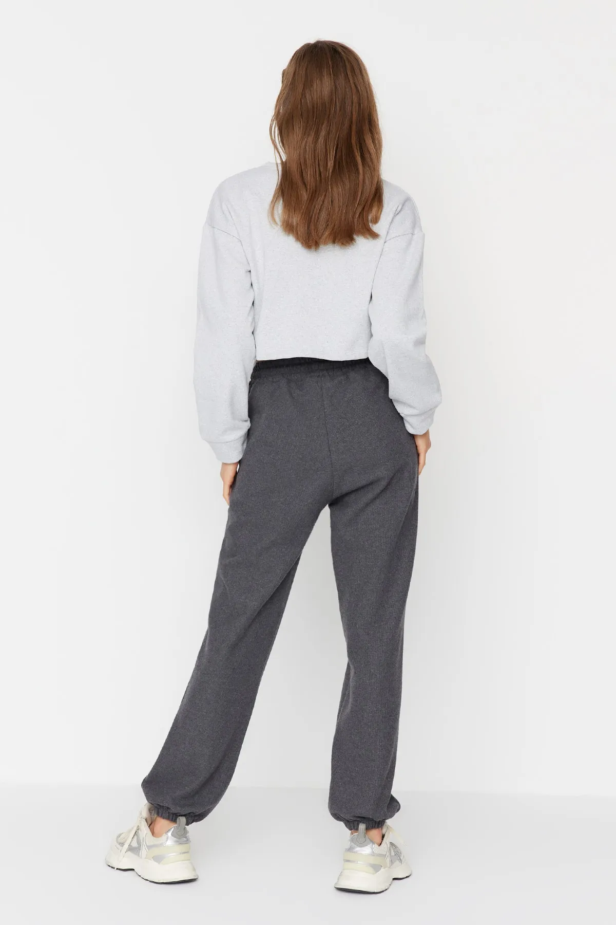 Trendyol Collection  Anthrazitfarbene Thessaloniki-Sport-Jogginghose mit bequemer Passform und Taschenstrick TWOAW21EA0168