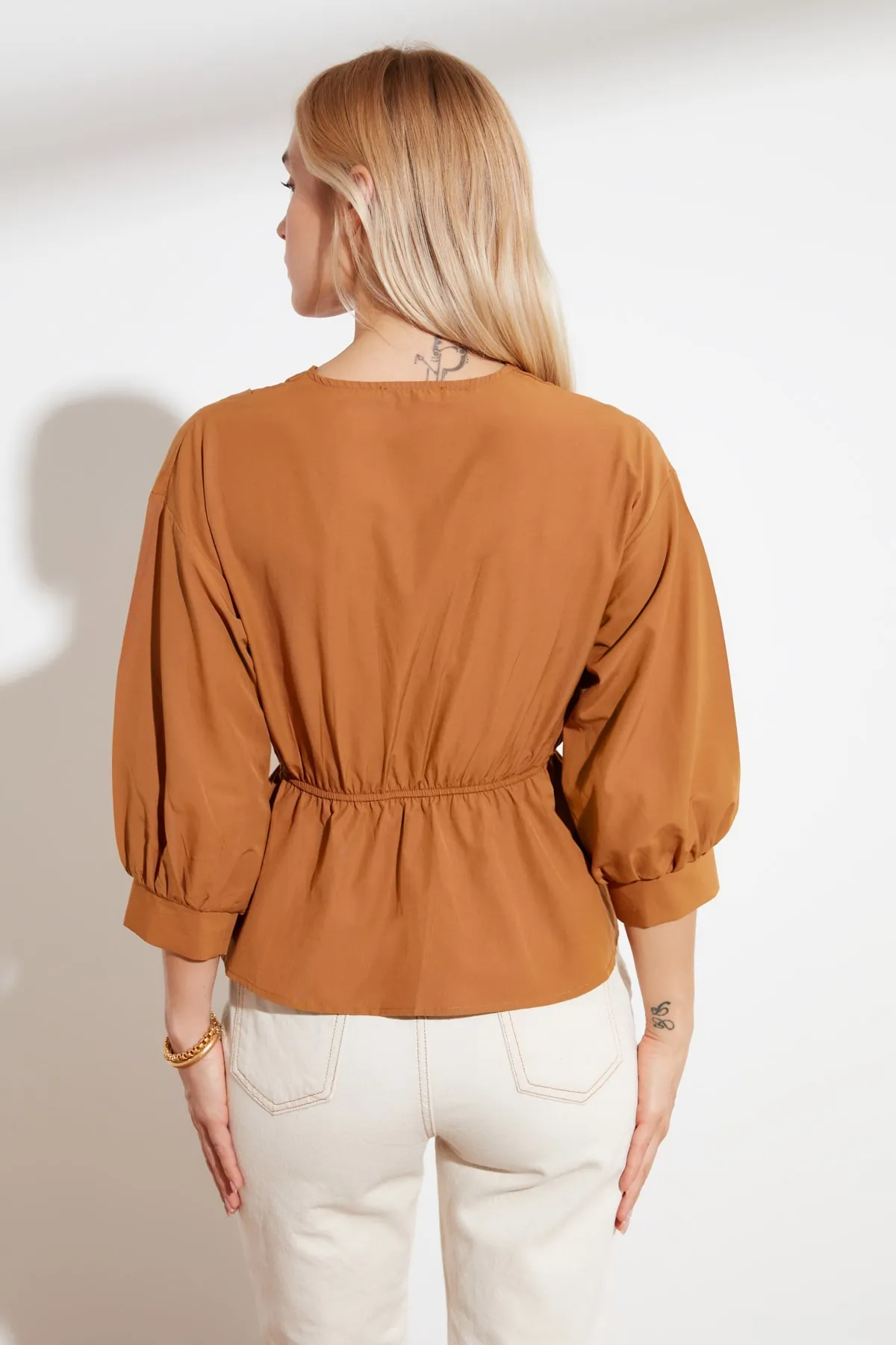 Trendyol Collection  Kamelfarbene, zweireihige, gewebte Bluse mit Bindedetail TWOSS21BZ0287