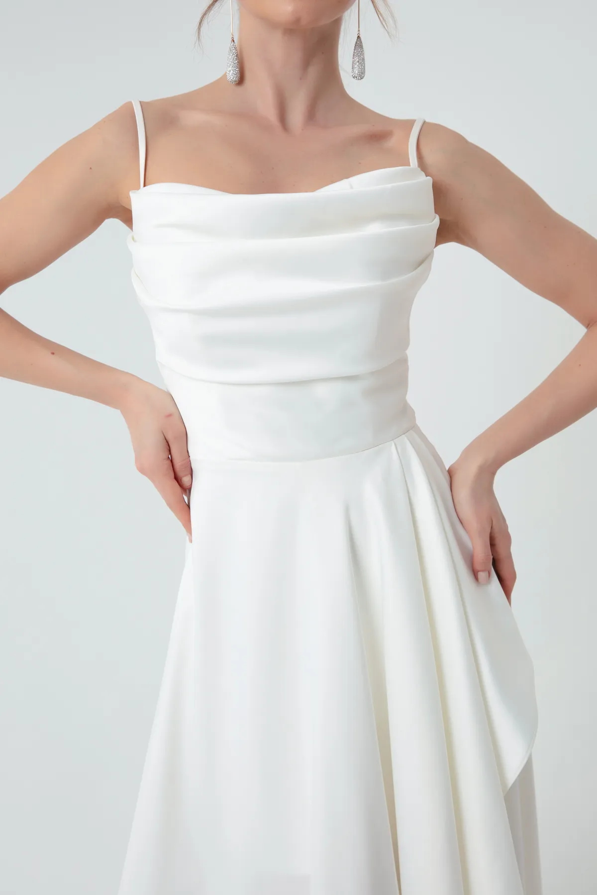 Lafaba  Weißes Abendkleid und Abschlusskleid aus Satin mit Rüschen und Schlitz für Damen