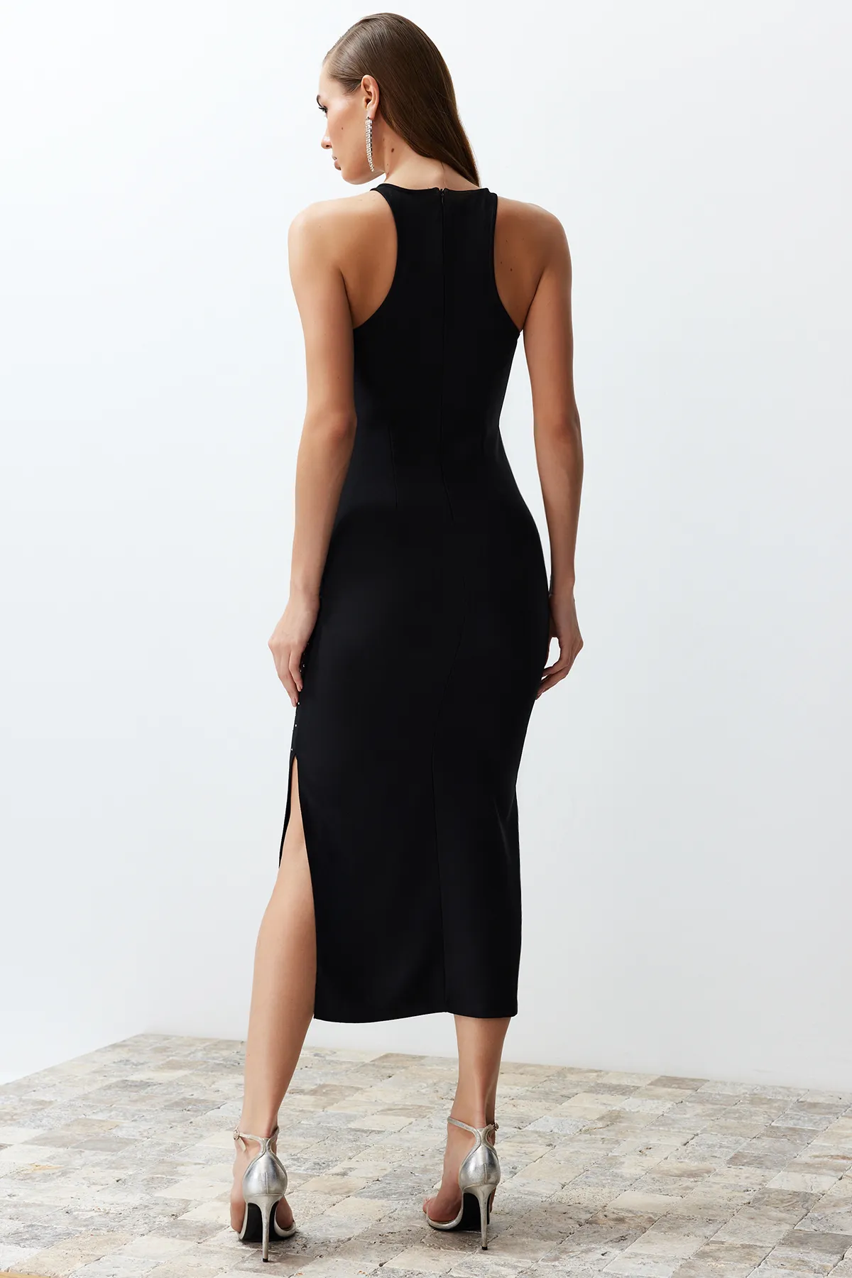 Trendyol Collection  Stilvolles schwarzes Abendkleid mit glänzendem Steindetail