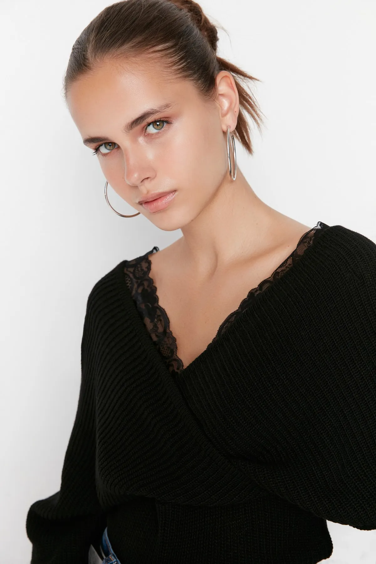 Trendyol Collection  Schwarzer zweireihiger Strickpullover mit Spitze TWOAW22KZ0522