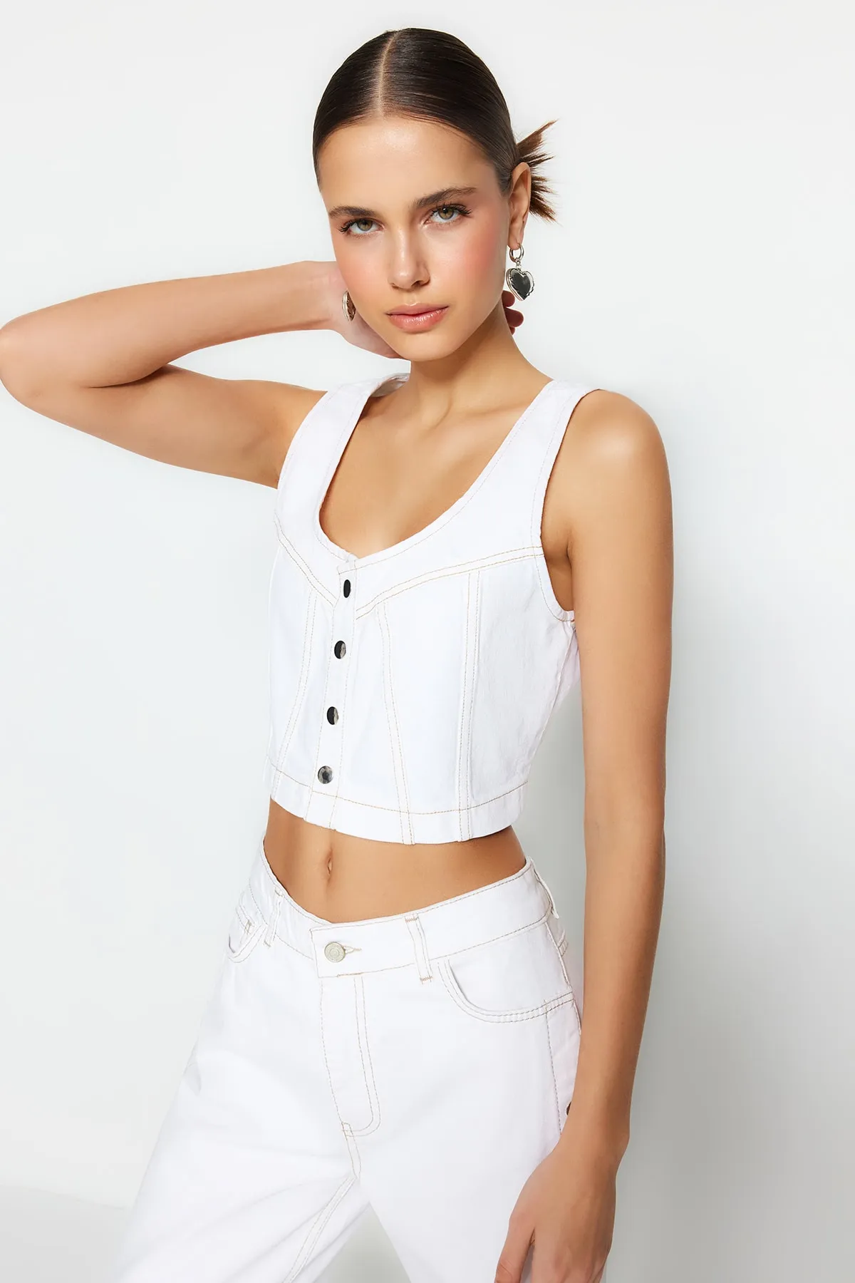Trendyol Collection  Weißes Jeans-Bustier in limitierter Auflage mit Nieten-Detail TWOSS23BS00015