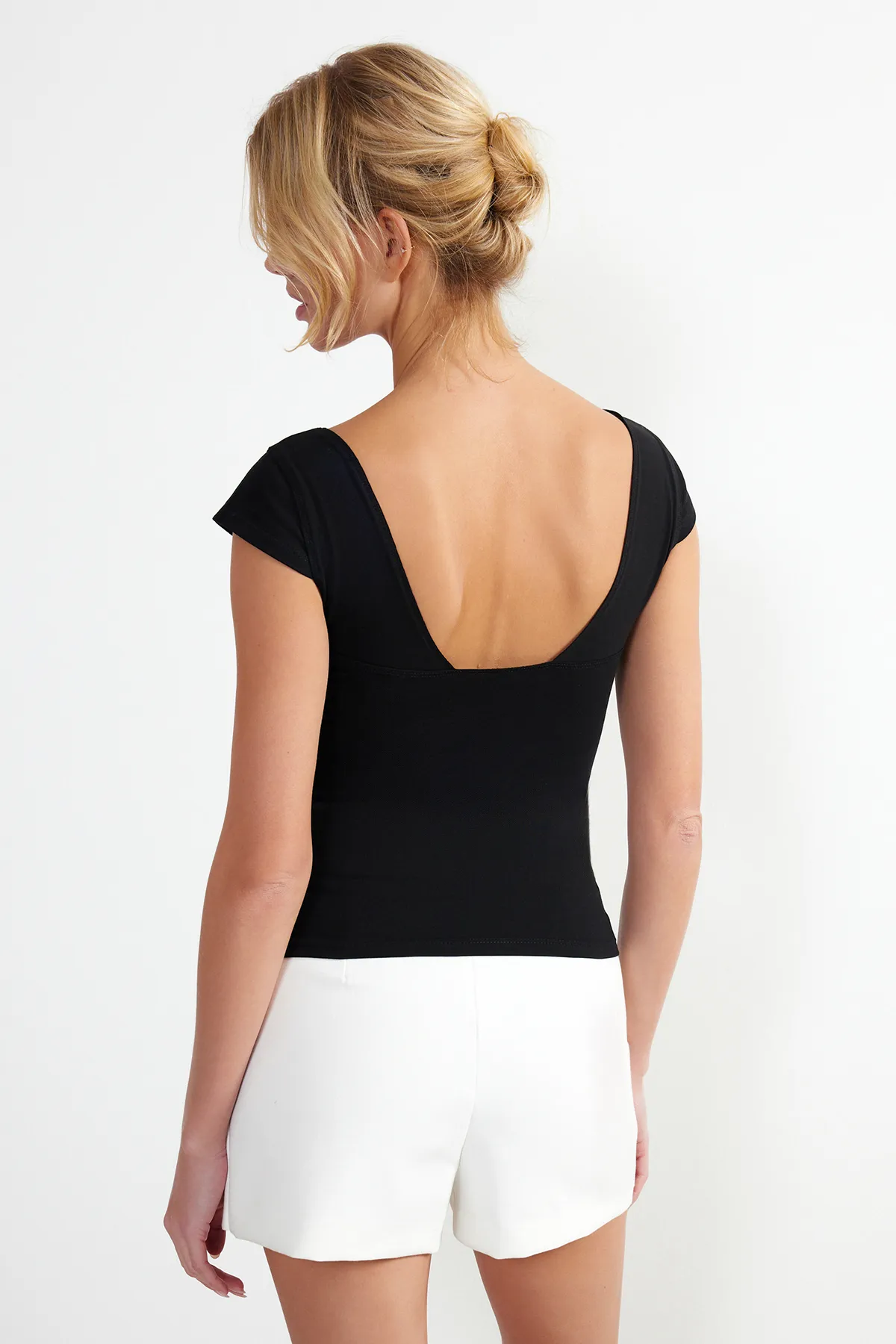 Trendyol Collection  Schwarze, taillierte Strickbluse aus Baumwollstretch mit herzförmigem Ausschnitt TWOSS24BZ00113