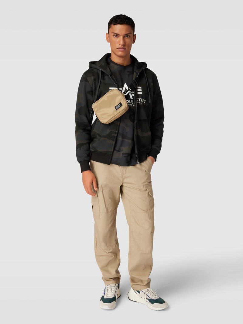 Sweatjacke mit Camouflage-Muster in schwarz