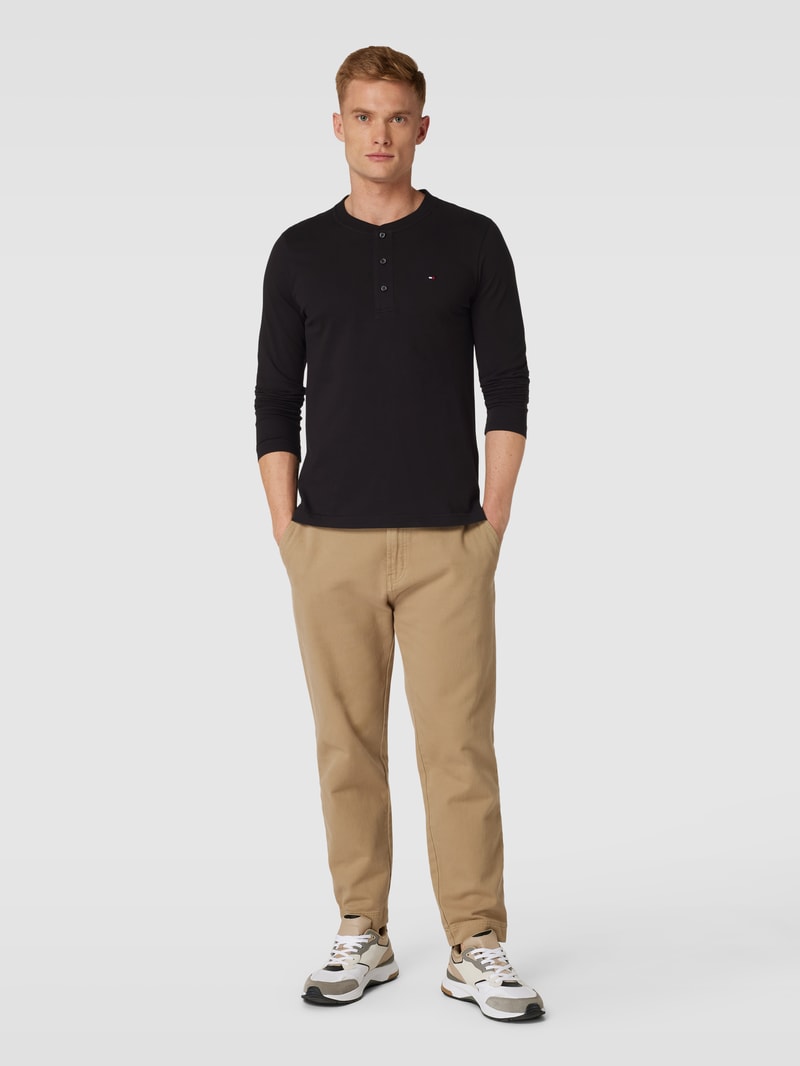 Longsleeve mit Label-Stitching Modell 'HENLEY' in schwarz