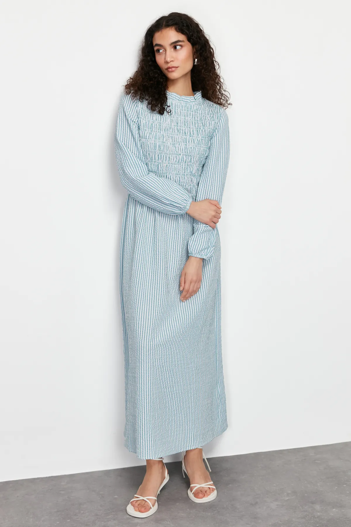 Trendyol Modest  Grün gestreiftes Gipe-Webkleid mit detaillierten Details TCTSS24EB00082