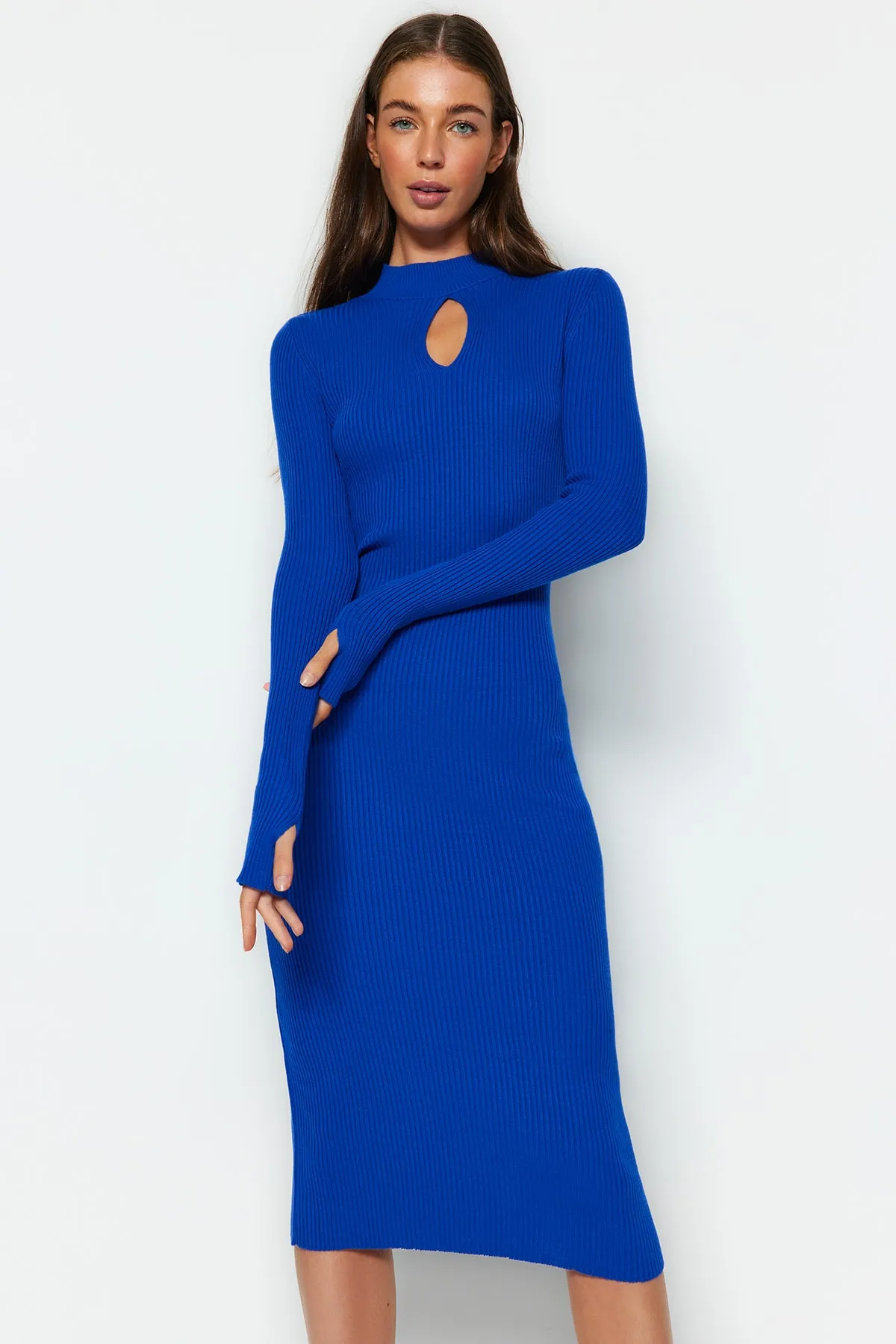 Trendyol Collection  Saks Midi-Strickkleid mit Fensterausschnitt/Ausschnitt TWOAW23EL00035