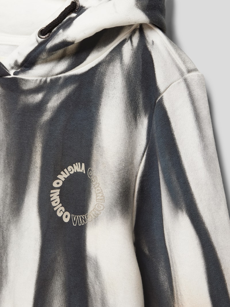 Hoodie in Batik-Optik in schwarz