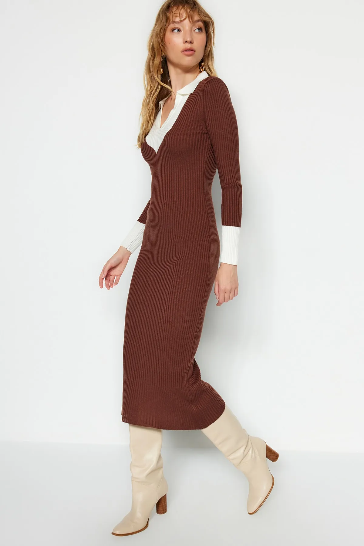 Trendyol Collection  Braunes Midi-Strickkleid mit Farbblockmuster TWOAW23EL00024