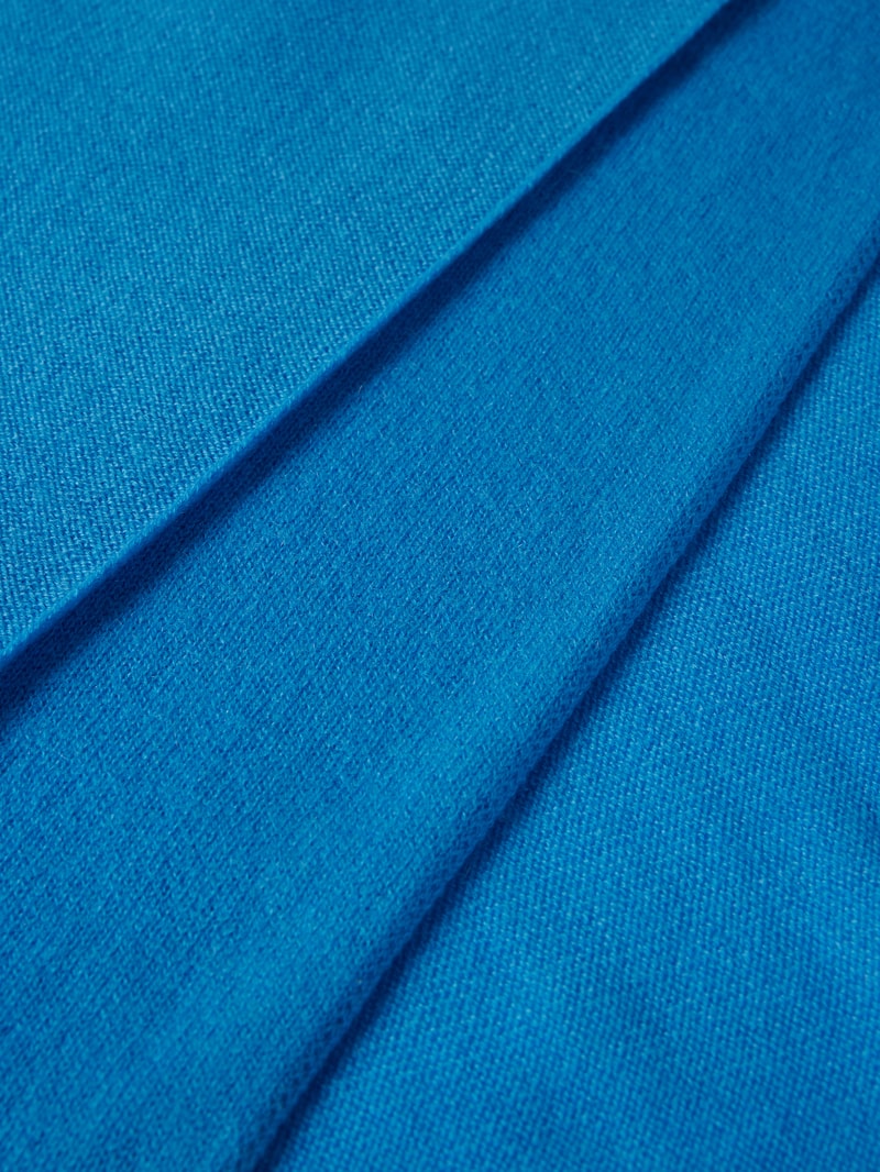 Strickschal aus Kaschmir im unifarbenen Design in blau